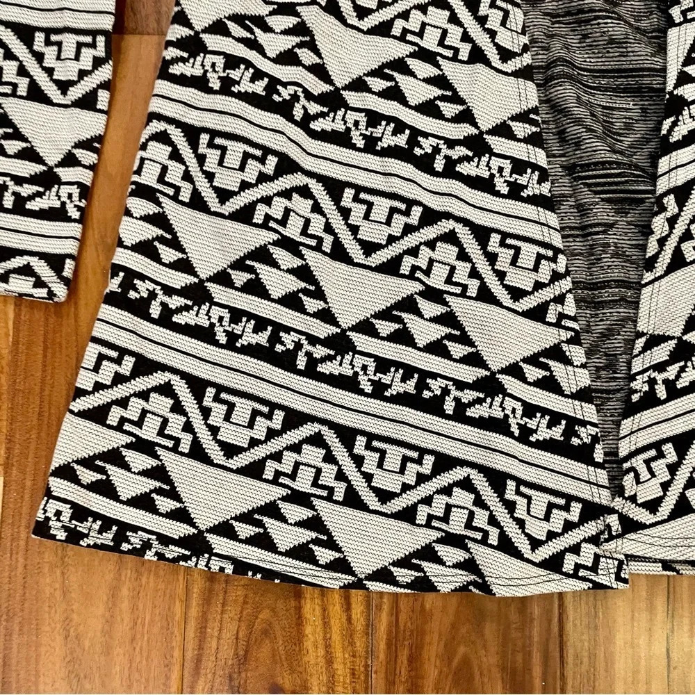 Dainty Hooligan Women’s Up A Notch Aztec White and Black Cardigan Blazer - Picture 6 of 13